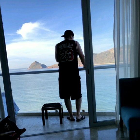 I'm clearing out my closet - Picture 1 of 1